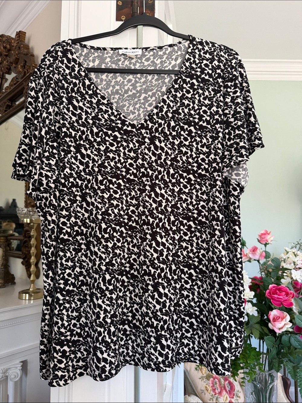 Calvin Klein Black and White V-Neck Short Sleeve Print Top, size 2X